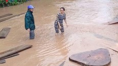 Lũ đổ về khiến nhiều nhà dân tại địa bàn xã Mỹ Lý, huyện Kỳ Sơn ngập sâu.