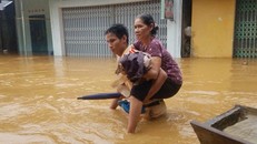 Công an Sơn La giúp dân ra khỏi vùng ngập lụt.