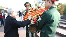 Tổng Bí thư Nguyễn Phú Trọng dâng hoa tại tượng đài Chủ tịch Hồ Chí Minh tại Moscow.