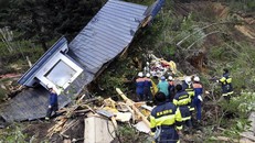 Lực lượng cứu hộ đang tìm kiếm những người bị chôn vùi dưới một ngôi nhà bị sập tại Atsuma sau trận động đất