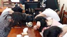 Các gái bán dâm bị bắt quả tang, đưa về cơ quan điều tra trong vụ đường dây mại dâm 14.000 USD. Ảnh: CAND