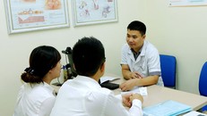 Bác sĩ tư vấn cho một cặp vợ chồng bị hiếm muộn. 