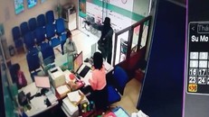 Phòng giao dịch ngân hàng Vietinbank bị cướp khoảng 1 tỷ đồng. Ảnh cắt từ camera an ninh