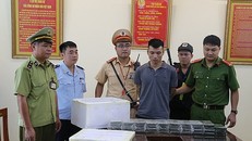 Đối tượng Tô Minh Tiến cùng tang vật là 39 bánh heroin.