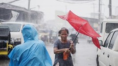 Một cư dân tại Manila, Philippines, đi giữa cơn mưa lớn khi siêu bão Mangkhut đổ bộ ngày 15/9. 