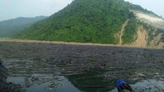 Lượng rác khổng lồ vây kín mặt hồ thủy điện Bản Vẽ.