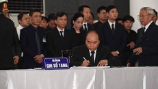 Các đồng chí lãnh đạo ghi sổ tang sau lễ viếng cố Chủ tịch nước Trần Đại Quang 