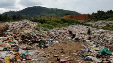 Bãi rác Ia Yok đã gần đầy, rác bay khắp nơi, bắt đầu phát sinh ô nhiễm môi trường