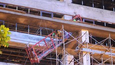 Khung sắt công trình rơi xuống đường Lê Văn Lương khiến một người chết, một người bị thương