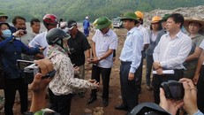 Người dân ở bãi rác Khánh Sơn - Đà Nẵng nhiều lần chặn xe rác, đối thoại với chính quyền nhưng vẫn chưa có được cuộc sống bình yên bởi ô nhiễm môi trường bủa vây. 