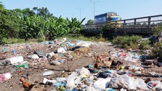 Bãi rác cạnh chợ An Lỗ tồn tại nhiều năm qua