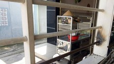 Cửa sổ nơi các đối tượng cắt song sắt để đột nhập vào bên trong.