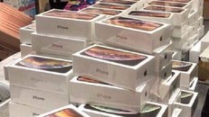 Tang vật một vụ buôn lậu iPhone do lực lượng hải quan phát hiện bắt giữ.