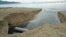 Xả thải bức tử Vịnh Nha Trang: Không biết nước từ đâu?