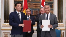 Thủ tướng Nguyễn Xuân Phúc và Thủ tướng Đan Mạch Lars Løkke Rasmussen chứng kiến Lễ ký văn kiện hợp tác giữa hai nước