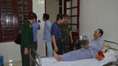 Chỉ huy Đồn Biên phòng Cát Bà thăm hỏi các thuyền viên gặp nạn tại bệnh viện