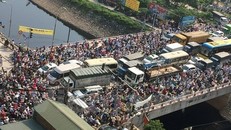 Hà Nội dự tính triển khai nhiều giải pháp đồng bộ như hạn chế xe cá nhân, thu phí xe giờ cao điểm để giảm ùn tắc giao thông. (Ảnh: Thanh Tâm/Vietnam+)