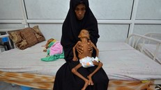 Một bà mẹ và con trai 6 tuổi người Yemen trong một bệnh viện tại thành phố cảng Hodeida. Ảnh: Reuters