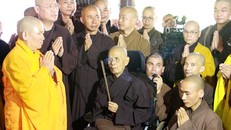 Thiền sư Thích Nhất Hạnh trước chánh điện chùa Từ Hiếu