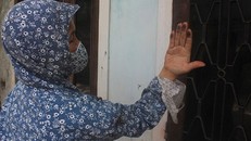 Bụi đen từ nhà máy bia phủ kín nhà cửa, vật dụng sinh hoạt