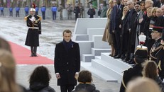 Tổng thống Pháp Emmanuel Macron tỏ lòng kính trọng với những chiến sĩ đã ngã xuống trong Thế chiến I tại Khải Hoàn Môn ở Paris nhân dịp kỷ niệm 100 năm kết thúc chiến tranh