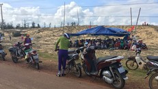 Người dân dựng lều bên tuyến đường ĐT 639 để phản đối dự án điện mặt trời