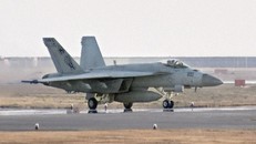 Một chiếc chiến đấu cơ F/A-18 Hornet hạ cánh xuống Trạm Không quân Thủy quân lục chiến Mỹ Iwakuni ở tỉnh Yamaguchi - Nhật Bản hồi 26-3-2017. Ảnh: Kyodo