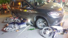 Nhiều xe máy và các nạn nhân bị lọt vào gầm xe ô tô.