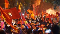 Người dân cả người đã đổ ra đường ăn mừng sau chức vô địch của đội tuyển Việt Nam 