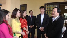 Bộ trưởng Phùng Xuân Nhạ thăm hỏi, chia sẻ với các giáo viên trường PTDTNT THCS Văn Yên, Yên Bái.
