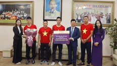 Đại diện TPBank, Tổng giám đốc Nguyễn Hưng trao thưởng 2 tỷ đồng cho đội tuyển tại trụ sở Liên đoàn bóng đá Việt Nam