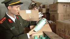 Lực lượng quản lý thị trường và công an kinh tế kiểm tra lô hàng.