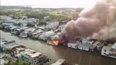 Chiếc tàu cá bốc cháy dữ dội trước khi lan sang 3 nhà dân