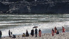 Du khách thăm quan tại khu vực sông nơi đập thủy điện Myitsone dự kiến xây