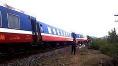 Tàu khách bị trật bánh, đường sắt Bắc-Nam tê liệt nhiều giờ