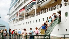 Lễ đón khách du khách quốc tế đầu tiên đến Thừa Thiên-Huế tại cảng Chân Mây. (Ảnh: Quốc Việt/TTXVN)