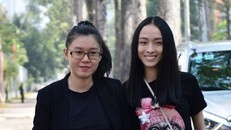 Phương Nga và Thùy Dung đến Công an TP.HCM sáng 1/2 để nhận quyết định đình ch