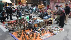 Chợ đồ cổ phố Hàng Lược (Hà Nội) mở mỗi dịp Tết 
