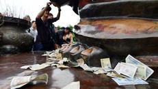 'Rải tiền lẻ khi đi lễ chùa là hành động sai lầm'