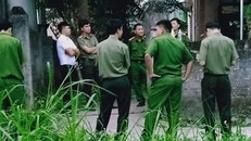 Lực lượng chức năng khám xét nhà nghi phạm Sơn