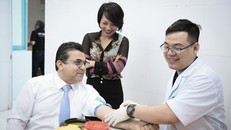 Đại sứ Palestine tại Việt Nam – Ngài Saadi Salama tham gia hiến máu nhân đạo. (Ảnh: PV/Vietnam+)