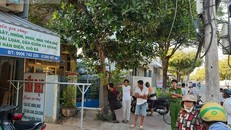 Lực lượng chức năng khám nghiệm hiện trường nơi xảy ra vụ truy sát 