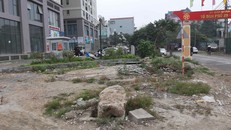 Mặc dù đã hoàn thành bàn giao từ lâu nhưng do chưa phân định được mốc giới nên Chung cư @Home vẫn nhấc nhách, lộn xộn 