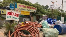 Rác thải nhựa để vương vãi khắp nơi ở làng Triều Khúc, Tân Triều, Thanh Trì. Ảnh Mạnh Khánh/TTXVN