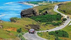 Đường giao thông trên đảo Lý Sơn, đoạn núi lớn Thới Lới. (Ảnh: Thanh Long/TTXVN)