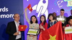 Đoàn giáo viên Việt Nam trong buổi lễ tổng kết và trao giải E2