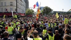 Người biểu tình "Áo vàng" tập trung tại thủ đô Paris, Pháp, ngày 20/4/2019. Ảnh: AFP/TTXVN