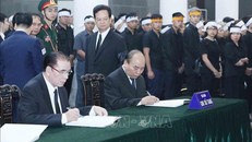 Thủ tướng Nguyễn Xuân Phúc và nguyên Tổng Bí thư Nông Đức Mạnh ghi sổ tang. Ảnh: TTXVN