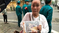 Bà Mai Thị Nhật có mặt tại Nhà tang lễ Quốc gia từ sớm để xin được vào viếng nguyên Chủ tịch nước Lê Đức Anh. (Ảnh: Sơn Bách/Vietnam+)