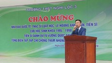 Hình ảnh ông Lê Hoàng Anh Tuấn xuất hiện tại Trường THPT Nghi Lộc 3 được lan truyền trên mạng xã hội 